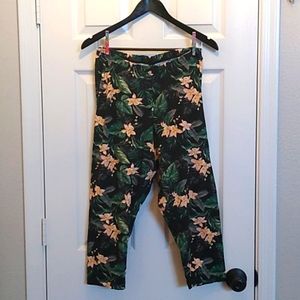 Old Navy Floral Cropped Legging